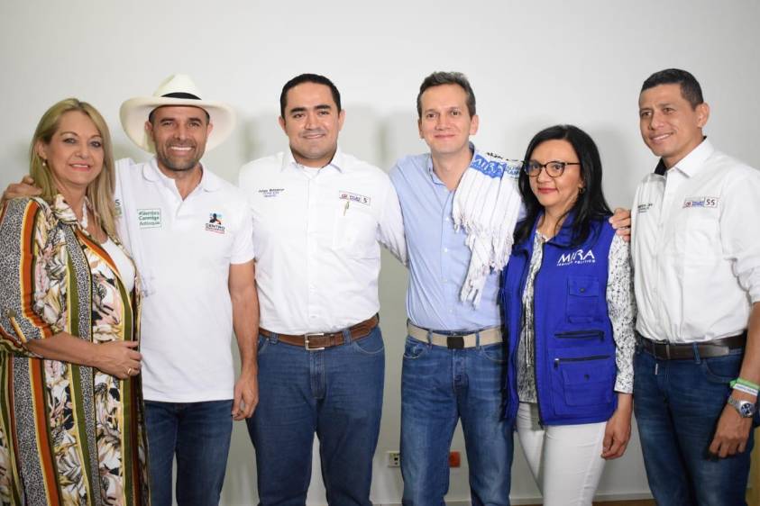 Andrés Guerra y Alfredo Ramos con dirigentes de Mira. FOTO Colprensa