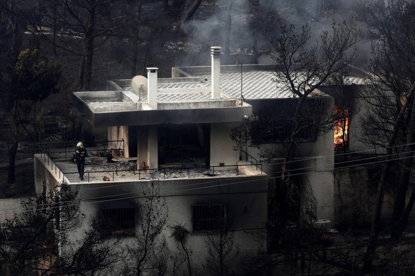 Las llamas consumieron decenas de casas en el área de Neo Voutza, nordeste de Attica, Grecia. FOTO EFE