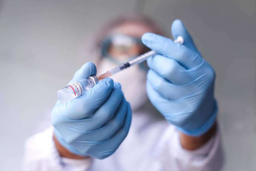 Personal de salud, adultos mayores y pacientes con enfermedades previas serán priorizados en recibir las primeras dosis. FOTO Getty