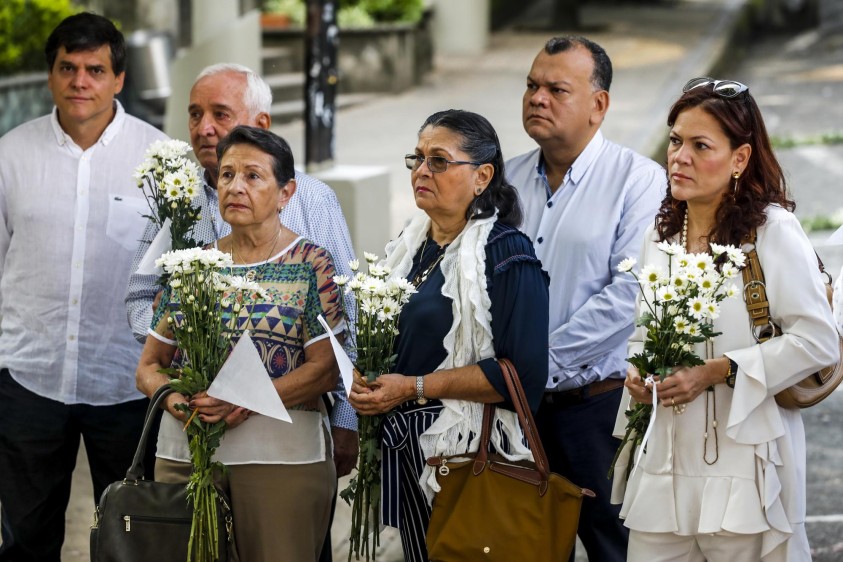 Los familiares de las ocho personas que murieron el 17 de mayo de 2001 honraron la memoria de sus seres queridos. Foto: Jaime Pérez Munevar