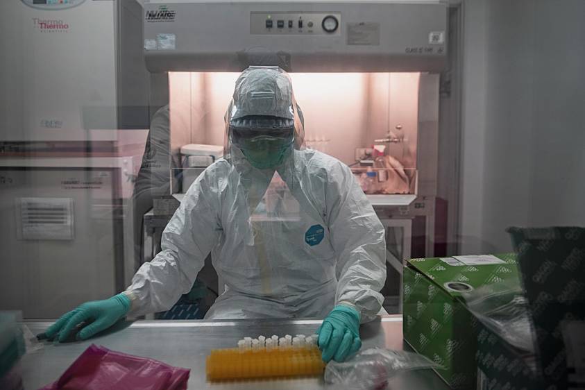 La red de laboratorios de la U. de A. tiene aval para procesar 250 pruebas al día. La idea es multiplicar por 10 esa capacidad a corto plazo para soportar el pico de contagios. FOTOS Esteban Vanegas
