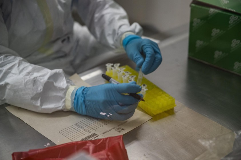 La prueba molecular o PCR es la más fiable de las que están disponibles en Colombia para detectar la presencia del virus. FOTO ESTEBAN VANEGAS