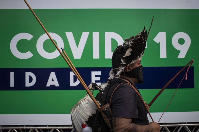 Un grupo de índigenas del pueblo Satere-Mawe protestan el 3 de junio frente a una sala del Hospital Nilton Lins, construida para tratar los casos de la Covid-19 de los pueblos indígenas, en Manaos (Brasil). FOTO: EFE