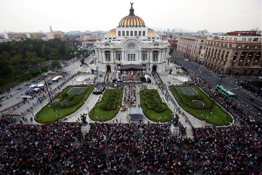 El secretario de Cultura de México, Rafael Tovar y de Teresa, estimó este lunes que unas 500.000 personas despedirán por al cantautor mexicano Juan Gabriel, en un homenaje en el Palacio de Bellas Artes. FOTO Reuters