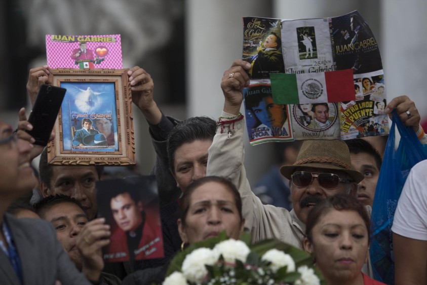 Los fanáticos de Juan Gabriel esperaron pacientes a las afueras de Bellas Artes la llegada de sus restos. FOTO AP