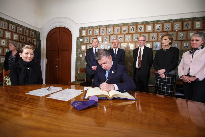 Juan Manuel Santos, en Oslo, Noruega, firma un protocolo por el reconocimiento como Premio Nobel de la Paz. El compromiso que ahora adquiere es global, según dicen los expertos. FOTO afp