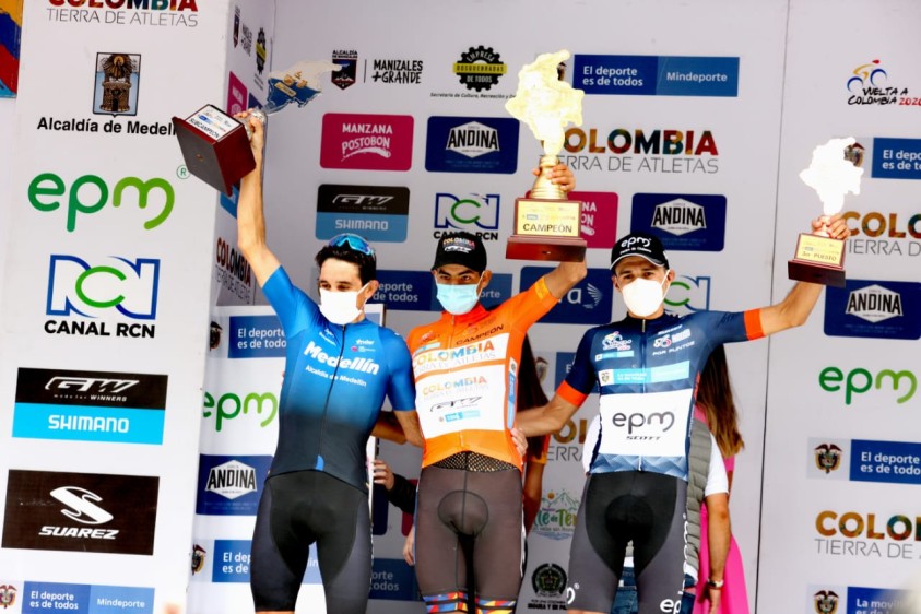 Óscar Sevilla, del Team Medellín; Diego Camargo, de Colombia Tierra de Atletas; Juan Pablo Suárez, del EPM. El trío del podio de la Vuelta. FOTO @luisenciclismo 