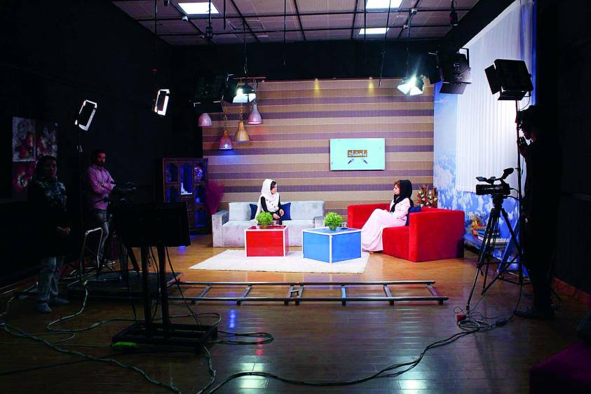 1. Con este grupo de mujeres inició en mayo Zan Tv. Nasrine Nawa es la séptima en la primera fila. 2. En las tardes, en la programación de Zan Tv hay un espacio para entrevistas con mujeres que generan debate en el país. Desde políticas hasta deportistas han asistido. FOTOS cortesía zan tv