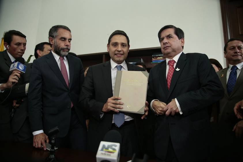 Mauricio Lizcano, presidente del Senado, sostiene el nuevo acuerdo entre el Gobierno y las Farc. FOTO Colprensa