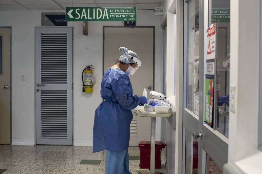 Si bien el país flexibilizará la cuarentena, el mensaje que queda claro es evitar el contacto físico y mantener medidas de limpieza como el lavado de manos y el uso de alcohol para desinfectar productos que llegan a domicilio, por ejemplo. FOTO Esteban Vanegas