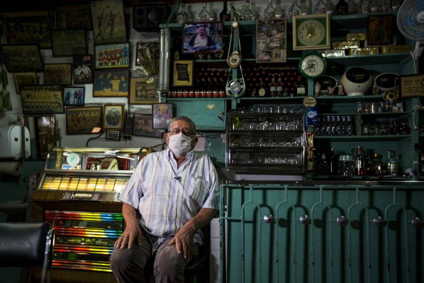 Aníbal Rojas, administrador del Atlenal, espera que las autoridades le permitan abrir de nuevo su bar. FOTOS julio césar herrera