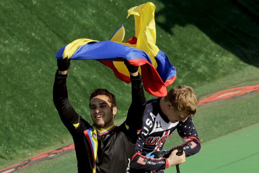 Cuando los jueces le confirmaron que era el ganador del bronce, Carlos Alberto se arrodilló y desde la tribuna le lanzaron la bandera tricolor para celebrar su triunfo. FOTO AP