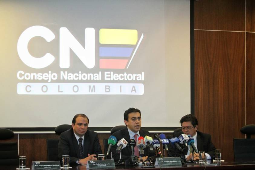 El 31 de agosto, el Consejo Nacional Electoral presentó reglamentación para las campañas para el plebiscito. El la foto: Carlos Camargo, vicepresidente del CNE, Alexander Vega, presidente del CNE, Héctor Eli Rojas, magistrado del CNE. Colprensa