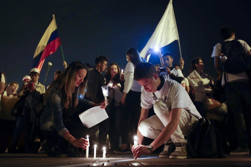 Las velas y las camisas blancas fueron protagonistas de la marcha. FOTO AP