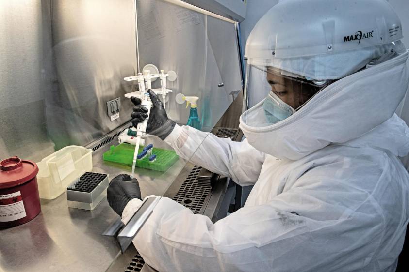 Laboratorio de la Sede de Investigación de la Universidad de Antioquia (SIU) donde se realizan el análisis y las pruebas de diagnóstico del coronavirus Foto: Esteban Vanegas Londoño