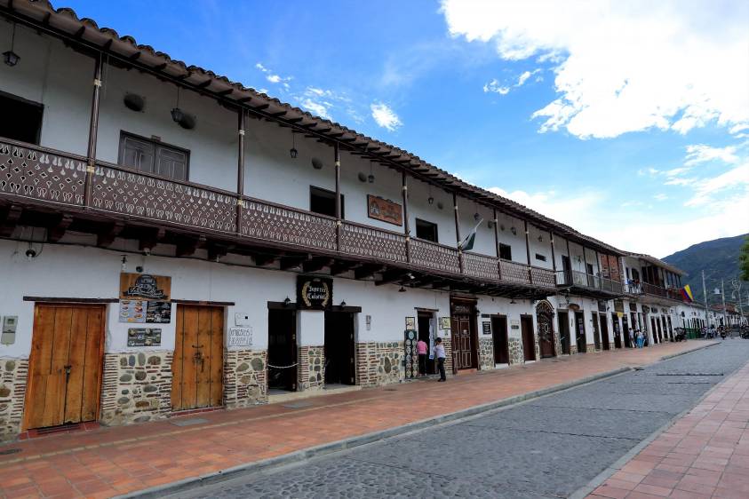 El parque principal de Santa Fe de Antioquia, en el occidente antioqueño, evidencia el impacto comercial de la falta de turismo. Hoteles y bares, los más afectados en la pandemia FOTO JAIME PÉREZ M.