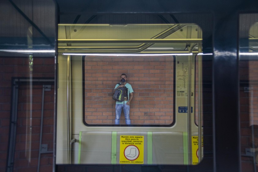 Cientos de personas se cruzan a diario en los vagones del Metro. Foto: Carlos Velásquez