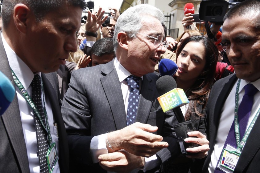 El expresidente Álvaro Uribe a su llegada a la reunión con el presidente Juan Manuel Santos en la Casa de Nariño. FOTO COLPRENSA