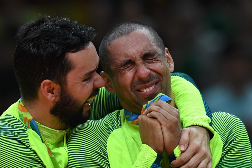 William y Sergio, integrantes de la selección brasileña de voleibol, celebran el título olímpico, el tercero en la historia. FOTO AFP