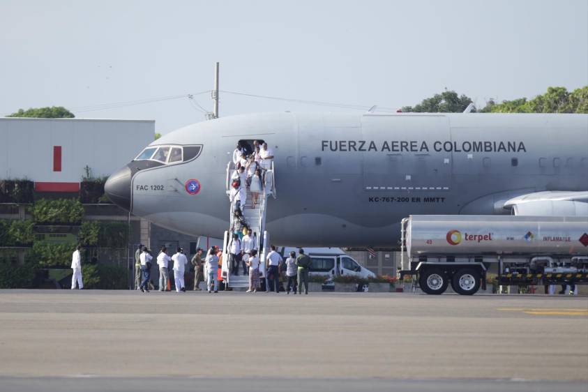 El primero de tres vuelos con víctimas del conflicto armado arribó a Cartagena para presenciar el acto de la firma del acuerdo. FOTO COLPRENSA