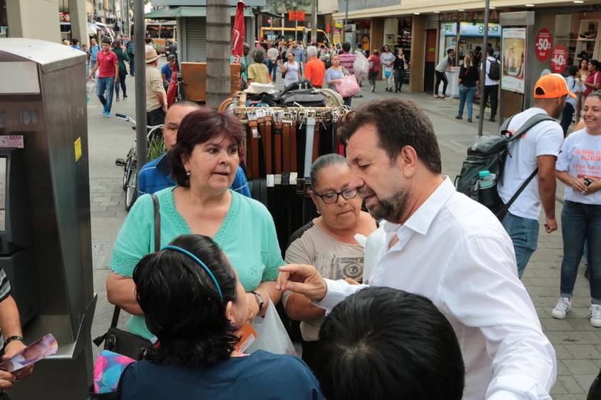 Jesús Aníbal camina el centro en campaña a la Alcaldía de Medellín. Foto: Cortesía campaña.