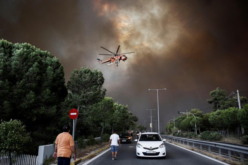 Con helicópteros los bomberos en Grecia buscan sofocar las llamas. FOTO EFE