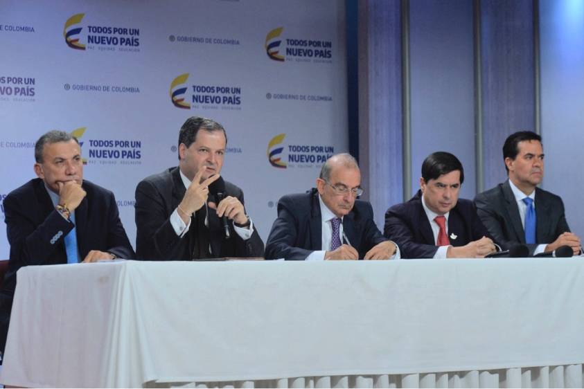 El Alto Comisionado para la Paz, Sergio Jaramillo, que también participó en la rueda de prensa, junto con De la Calle, los negociadores Frank Pearl y Roy Barreras, y el ministro del Interior, Juan Fernando Cristo. FOTO ALTO COMISIONADO