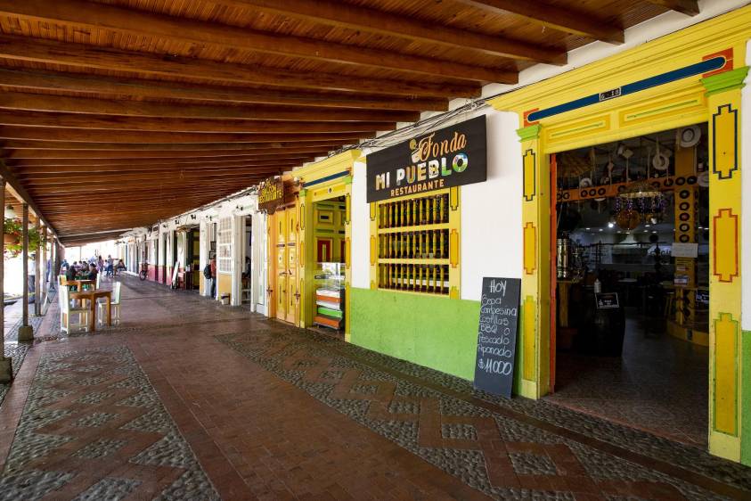 En la terraza de Jericó, a un costado de la catedral en pleno parque principal, ya comenzaron a permitir que los negocios sacaran algunas mesas para el disfrute de los habitantes locales. FOTO JAIME PÉREZ M.