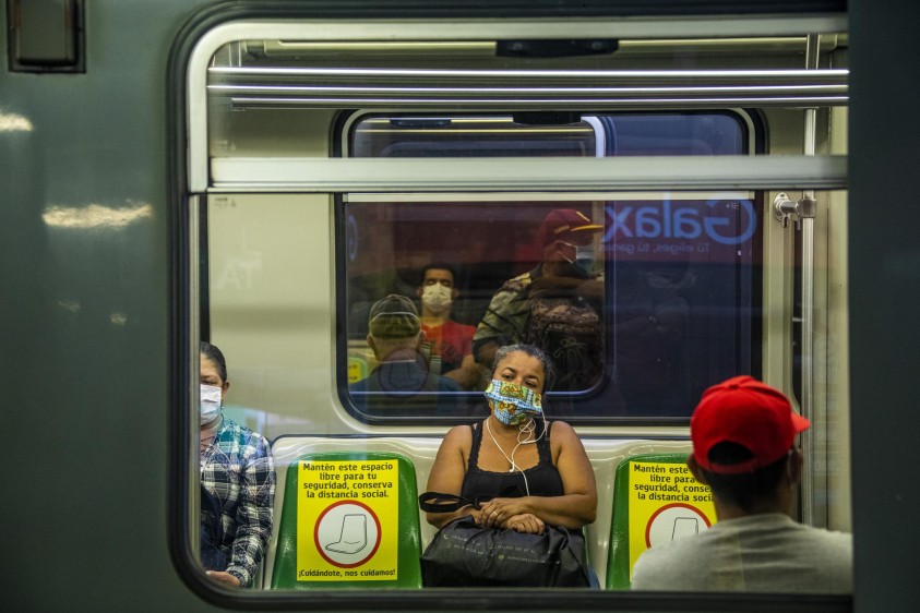 Cientos de personas se cruzan a diario en los vagones del Metro. Foto: Carlos Velásquez