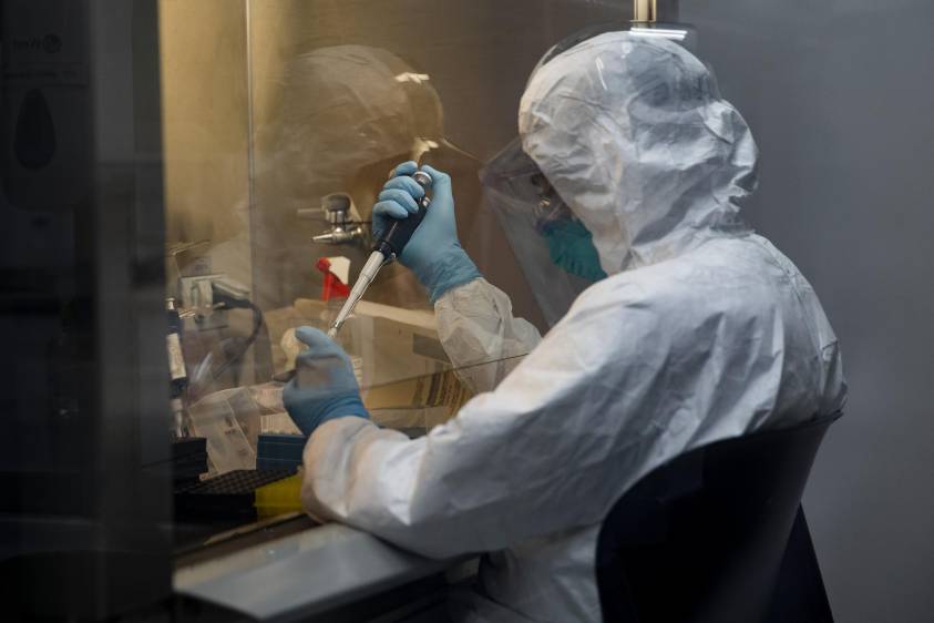 El laboratorio de la Universidad CES es uno de los lugares donde se hacen pruebas de la covid-19. FOTO ESTEBAN VANEGAS
