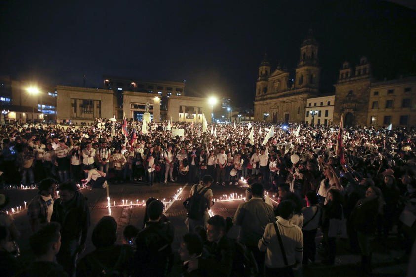 Las velas y las camisas blancas fueron protagonistas de la marcha. FOTO AP