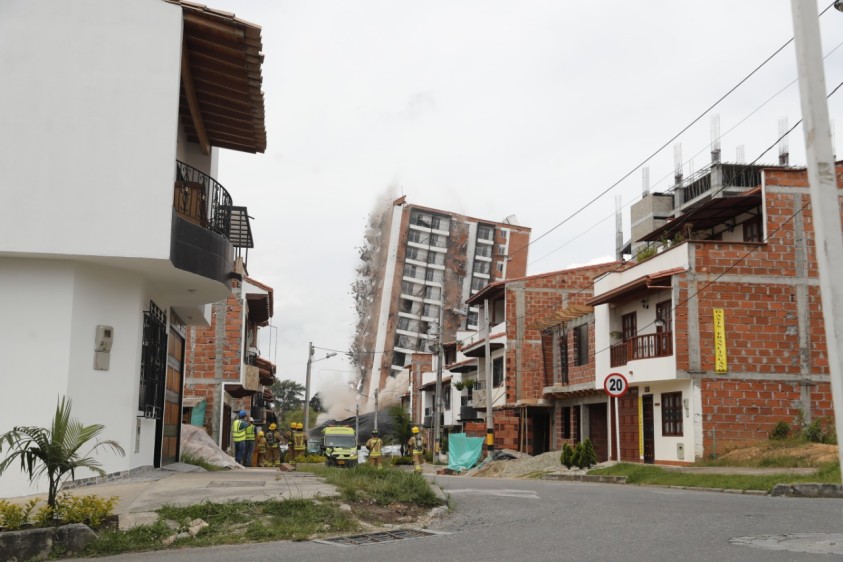 El edificio Altos del Lago cayó a las 10:10 a.m. en Rionegro. FOTO ESTEBAN VANEGAS