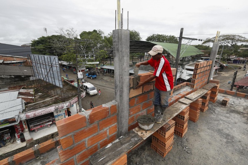 Ante la poca inversión gubernamental en infraestructura, los albañiles y maestros de obra viven de las construcciones de particulares. FOTO: Manuel Saldarriaga, enviado especial a Bajirá.