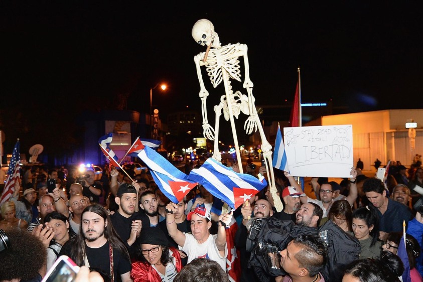 La celebración de los cubanos residentes en Miami inició desde el mismo momento en que se anunció el fallecimiento de Fidel Castro. FOTO AFP