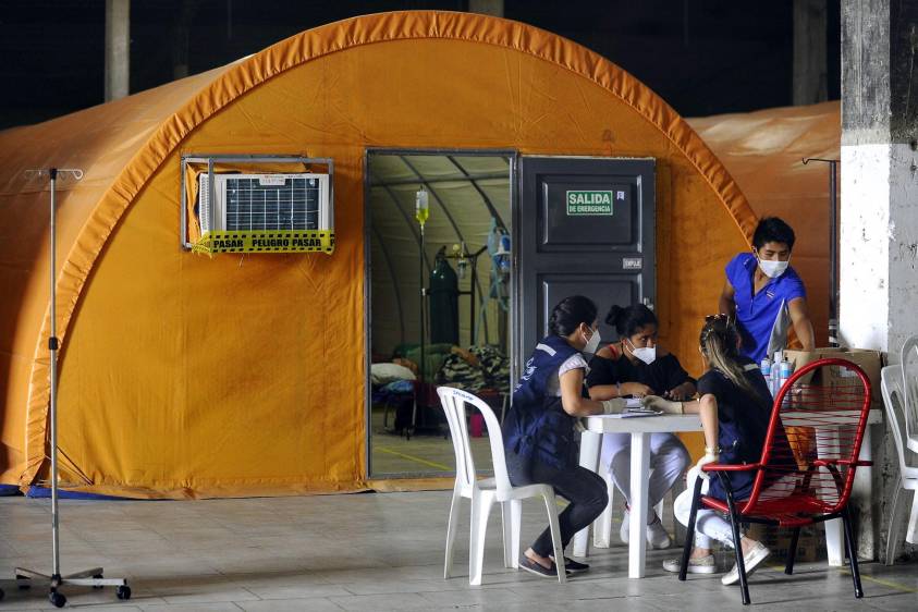 Con hospitales de campaña construidos con carpas y contenedores, médicos voluntarios intentan hacer frente al coronavirus en Santa Cruz de la Sierra, Bolivia. FOTO AFP