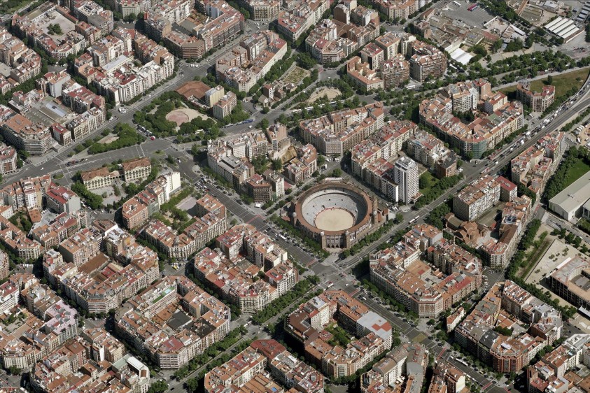 Vista aérea de la ciudad de Barcelona, con sus diagonales amplias para acortar distancias y permitir la circulación del viento. FOTO getty