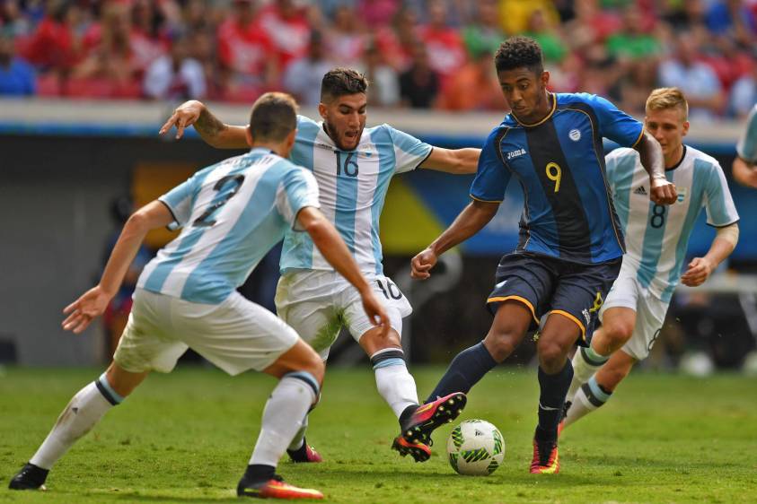 La selección que dirige el colombiano Jorge Luis Pinto avanzó en los Olímpicos y eliminó a Argentina. FOTO afp
