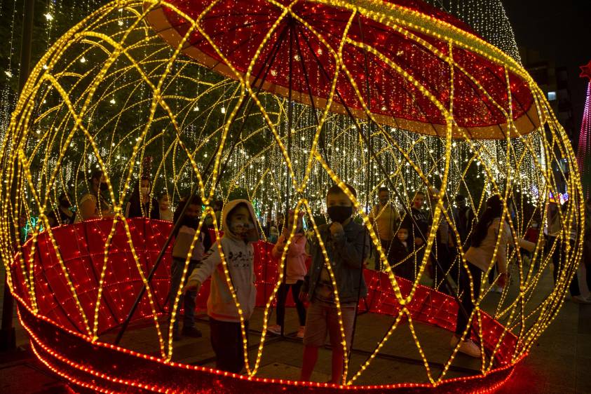Envigado encendió hoy miércoles 18 de noviembre su alumbrado navideño, convirtiéndose en el primer municipio de Área Metropolitana en iluminar de colores sus calle y parques. Foto: Esteban Vanegas.