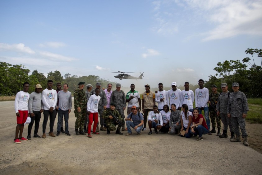 16 personas de la Fuerza Aérea y la Fundación Salva Terra apoyaron la jornada, además de 10 líderes de la comunidades beneficiadas. Foto: Esteban Vanegas