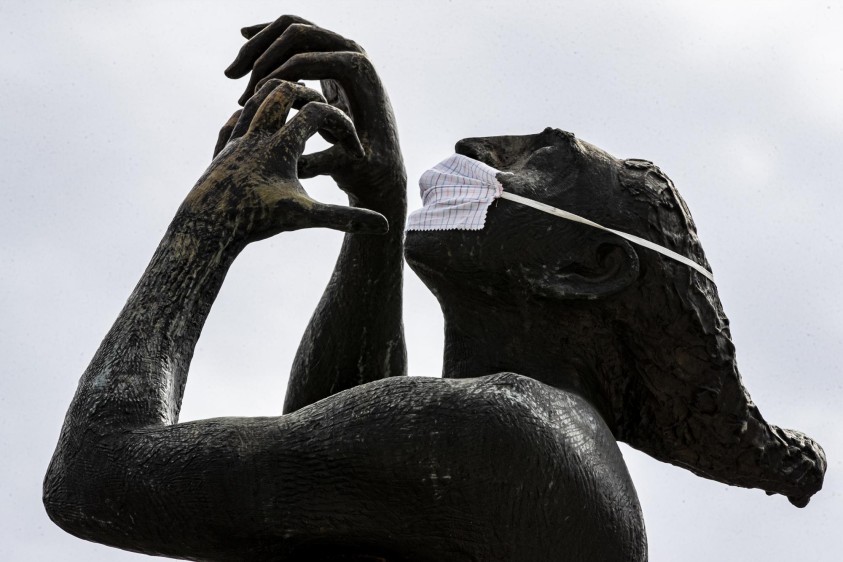 Las esculturas ubicadas en el Parque Obrero de Itagüí fueron intervenidas para invitar a la reflexión ante la pandemia que estamos viviendo. Foto: Jaime Pérez Munevar