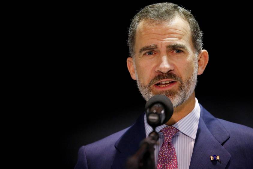 El Rey Felipe VI aprovechó para felicitar al presidente Juan Manuel Santos por el Premio Nobel de Paz. FOTO Reuters