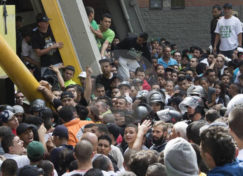 Así fue la fila en la taquilla del Atanasio Girardot para comprar las boletas de la final de la Copa Libertadores. FOTO Robinson Sáenz Vargas