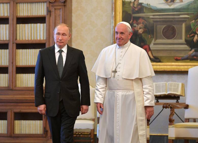 Vladimir Putin llegó con aproximadamente una hora de retraso a su tercera entrevista con Francisco. FOTO: AFP.