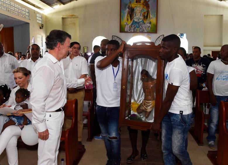 Santos recibió una réplica del Cristo mutilado, símbolo de la resiliencia de Bojayá. FOTO CORTESÍA PRESIDENCIA
