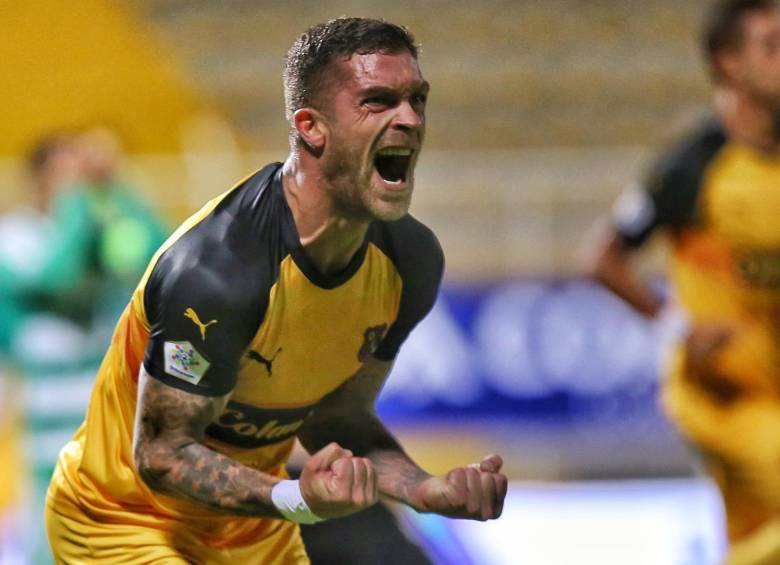 Adrián Arregui con el DIM. FOTO COLPRENSA