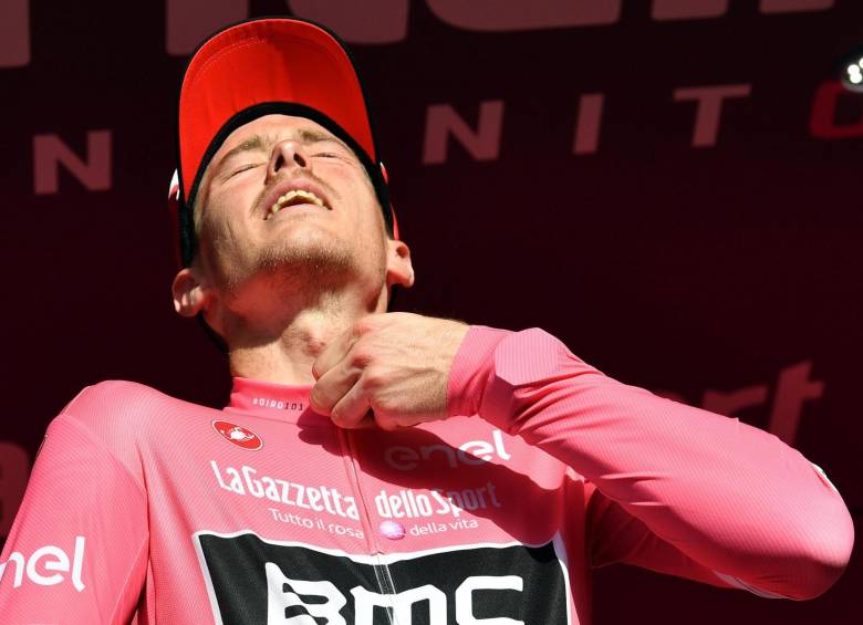 Rohan Dennis se mantuvo como líder del Giro de Italia, aguantó los ataques de sus rivales. FOTO EFE