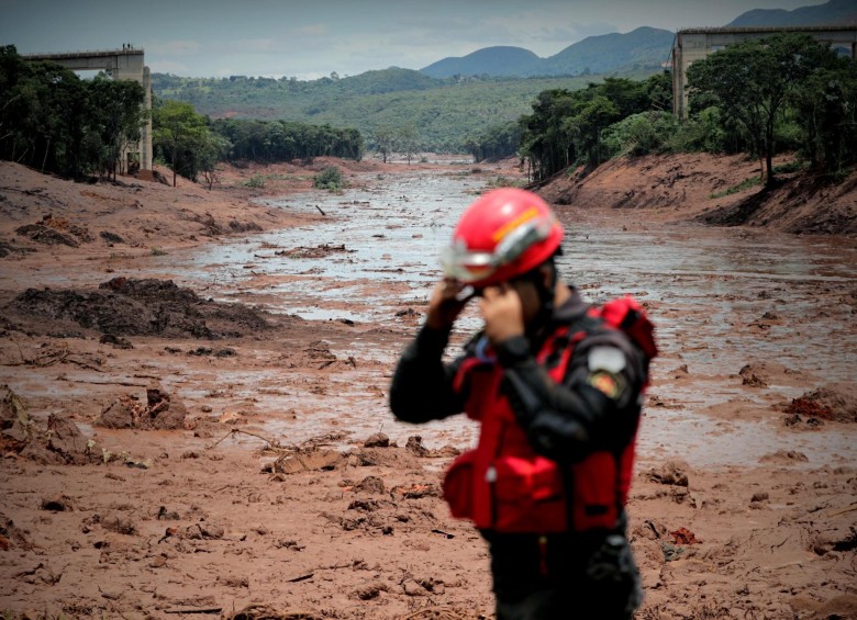 Imagen de los rescatistas en la zona del desastre ambiental en una minera cerca a Brumadinho, localidad de Brasil. FOTO EFE