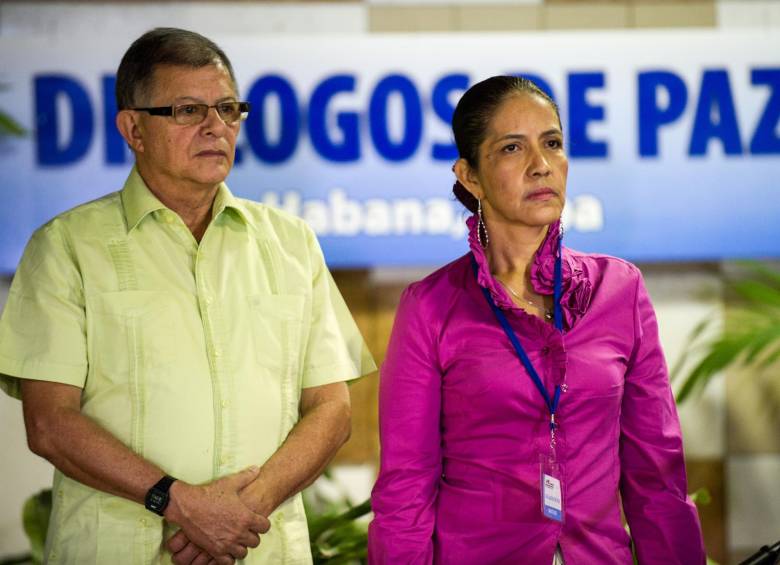 El “canciller” de las Farc, Rodrigo Granda y alias “Erika Montero” resumieron lo pactado para reiniciar los diálogos. FOTO AFP