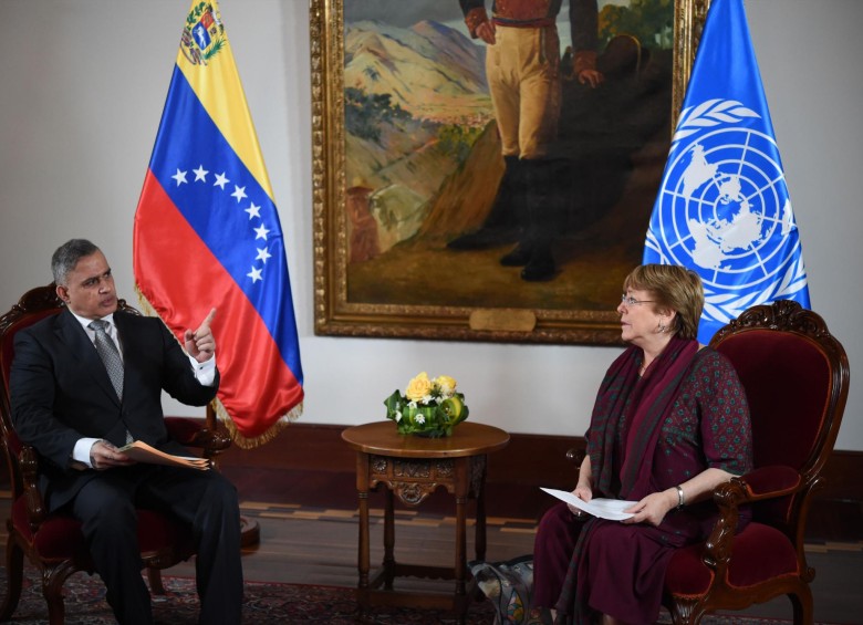  El fiscal general de Venezuela, Tarek Saab y la a alta comisionada de la ONU para los Derechos Humanos, Michelle Bachelet. FOTO: AFP