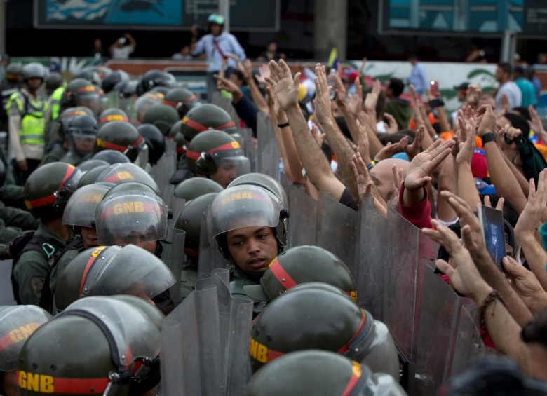 La Guardia Nacional Bolivariana impidió por distintas calles de Caracas el paso de los manifestantes opositores hacia la sede del Consejo Nacional Electoral en el centro de la capital. FOTO ap